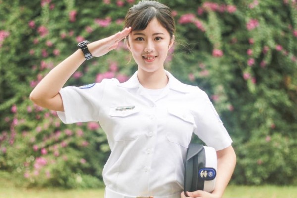 海軍行政一兵女兵黃靜昀,因亮麗外型登上內部忠義報「亮眼之星」專欄。(圖擷自臉書)