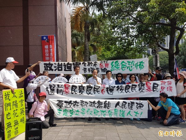 台北地檢署今依涉犯強制罪,起訴全國教育產業總工會理事長黃耀南(拿麥克風者)、台北企業總工會理事長王裕文(黃耀南右側)及成員周君英。(資料照,記者錢利忠攝)