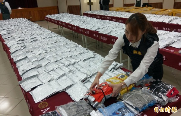 嫌犯將毒品夾藏在衣服內。(記者林正堃攝)