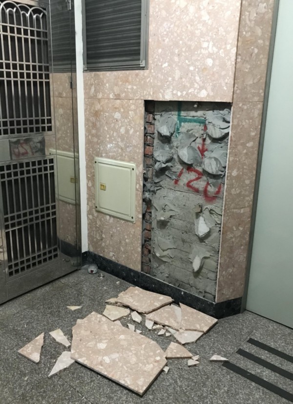 台南昨晚地震不小,東區大樓電梯旁的壁磚崩落,碎裂一地。(資料照)