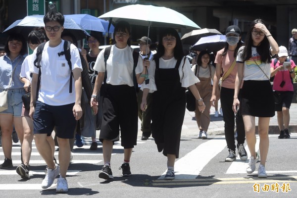 為強化高溫預警資訊,中央氣象局明天起將提供高溫資訊,以3種燈號預報各縣市高溫情況。。(資料照)