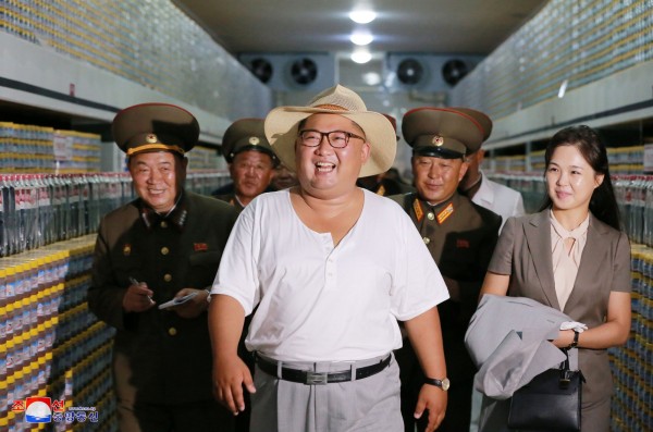 近日金正恩視察的穿著引起熱議,他著汗衫、戴草帽,與其他官員、妻子形成強烈對比。(路透)