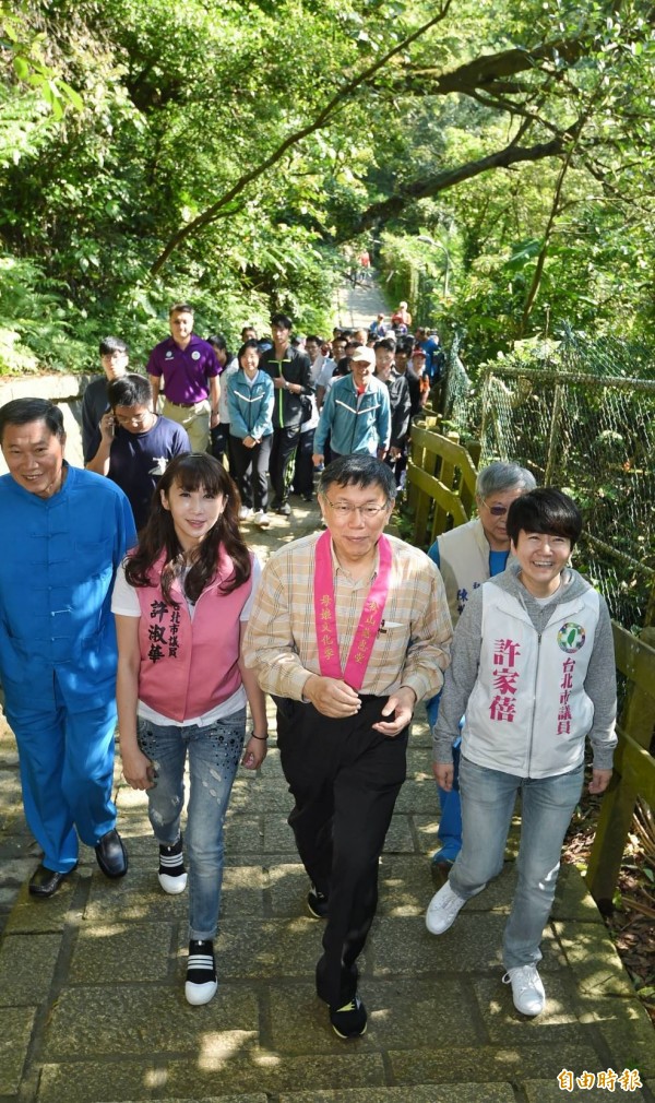 台北市長柯文哲出席上午出席松山慈惠堂萬人淨山健行活動。（記者方賓照攝）