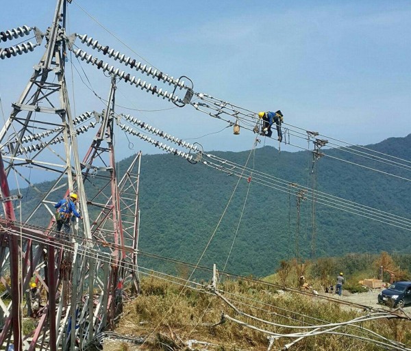 和平電廠電機部經理林文煌表示,由於場址位於山裡,沒有方便進出的道路,最初搶修人員只能先耗費2天時間開鑿出1.5公里長的道路,才能用拖車、吊車等將機具材料送到現場。(和平電廠提供)