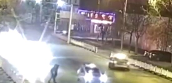 情侶在路上擁吻。(圖取自網路)