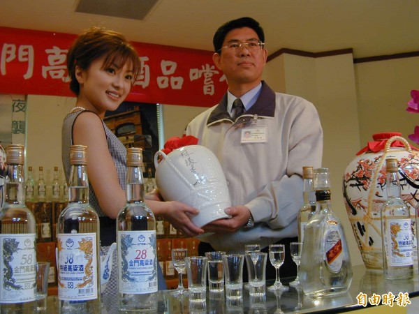 小澤圓與獲得時任金門酒廠公司總經理林振查歡迎。(資料照,記者吳正庭攝)<b>☆飲酒過量 有害健康 禁止酒駕☆</b>