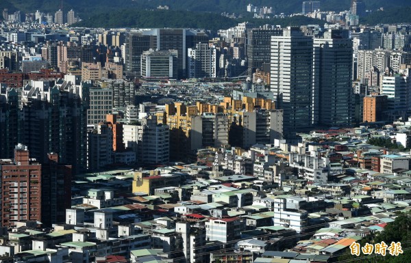 北市八德路昨晚7時許發生火災奪走一命,燒出違建公寓老問題。圖為台北市信義區周圍建築頂樓加蓋情形。(資料照,記者簡榮豐攝)