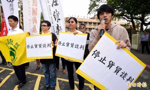 經濟民主連合宣布將全力阻止此一違背民主,危及食品安全,損害農民權益與勞工生計的貨貿談判。(記者羅沛德攝)