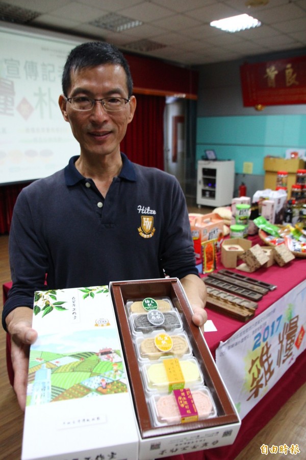 台菓子工作室负责人吴文琮将杂粮作为糕点材料,呈现朴子市的特色。(编辑林宜樟摄)