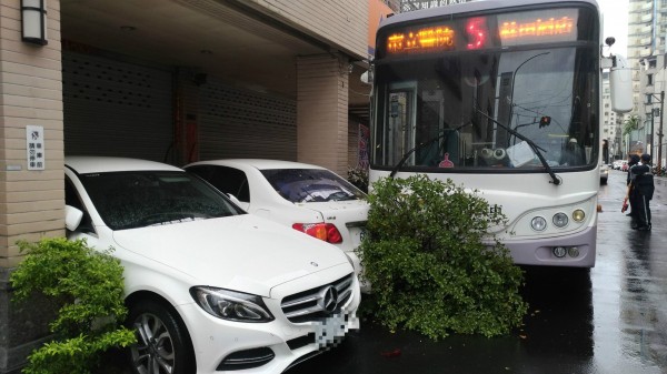 府城客運蘇姓司機駕駛的公車緩慢撞上路邊盆栽，以及停在民宅前的轎車。（記者黃文瑜翻攝）