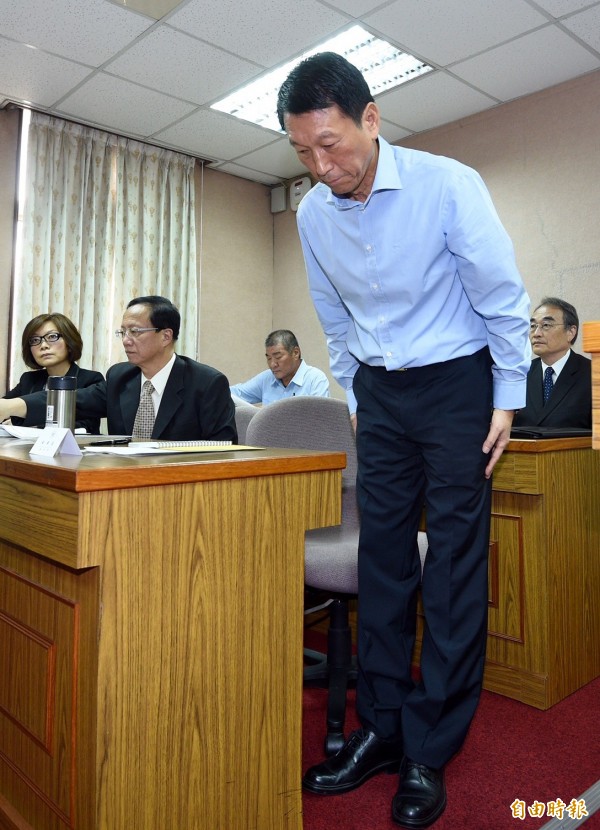 國防部副部長李喜明列席4日立法院司法及法制、內政、外交及國防委員會聯席會議,會前針對雄三飛彈誤射事件向外界道歉。(記者羅沛德攝)