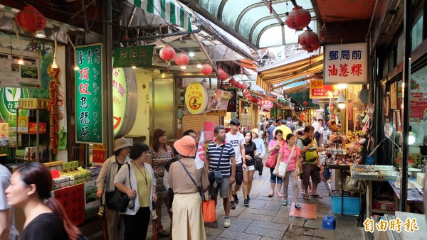 新北市瑞芳區九份老街深受外籍觀光客喜愛。(資料照,記者俞肇福攝)