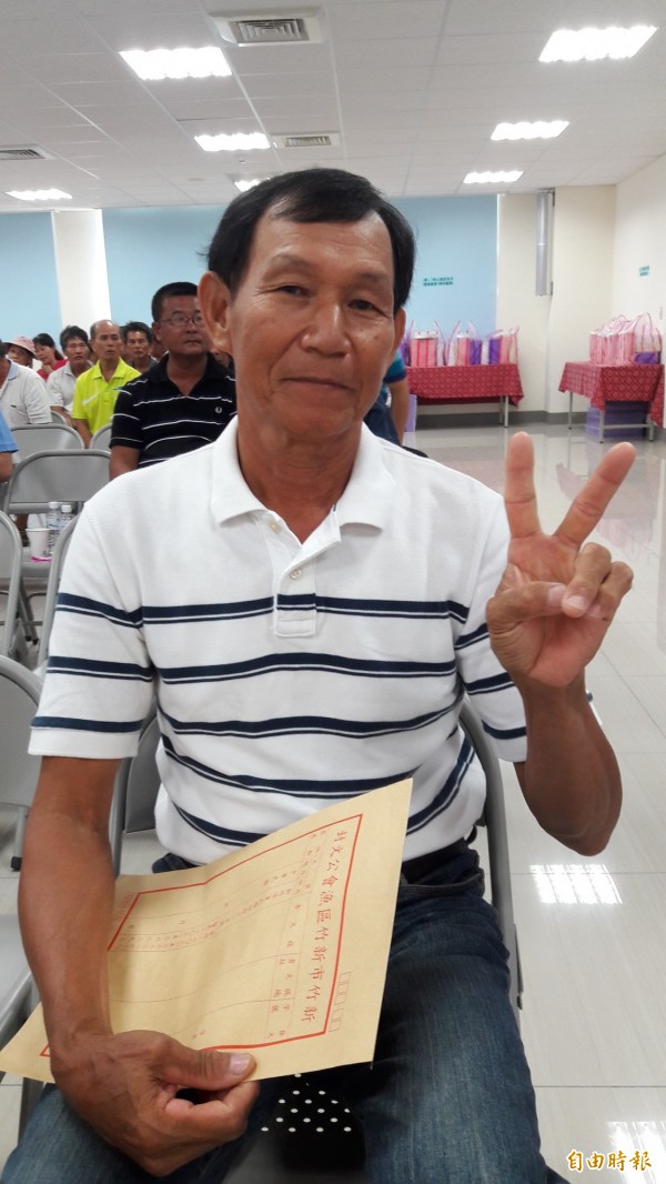 新竹市老船長陳華唐守護海上生態，經常拉回海上垃圾，還險被環保局開罰，後來他更成為環保艦隊副隊長，持續守護海洋生態，連市長林智堅也讚揚。（記者洪美秀攝）