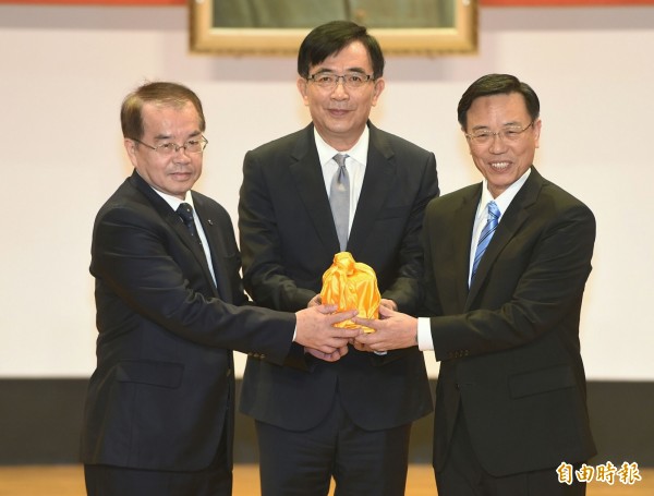 台鐵卸、新任局長交接,新任局長張政源(右)在監交人交通部長吳宏謀(中)監交下,由卸任局長鹿潔身(左)手中接過印信。(記者廖振輝攝)