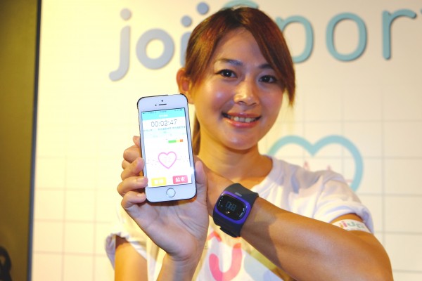 單車運動甜心魏華萱展示JoiiUp App,可掌握有效健康的心率,達到減重效果。(記者陳炳宏攝)