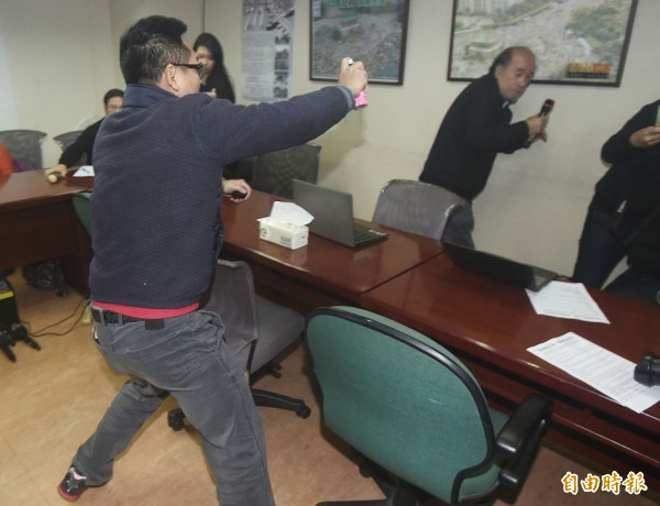自由台灣黨主席蔡丁貴遭闖入人士噴灑生髮劑,來不及閃避。(記者廖振輝攝)