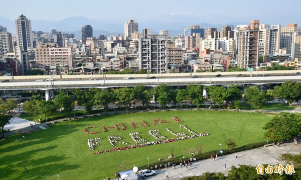 聲援李明哲排字行動17日於台北中央藝文公園舉行，超過300位民眾排出「CHINA! FREE LI」字樣聲援。（記者羅沛德攝）
