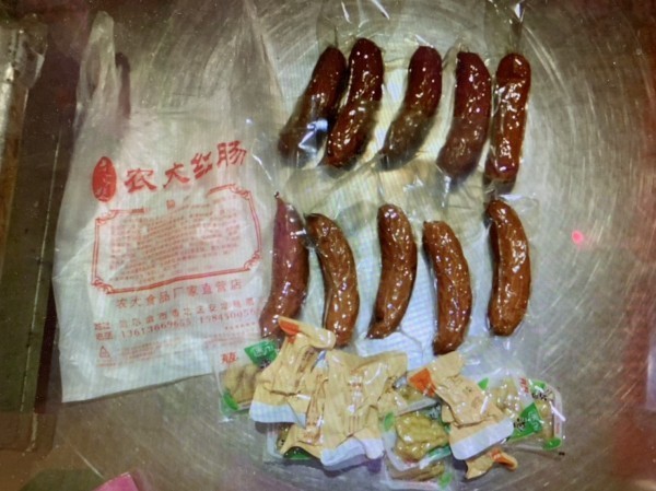 12月2日由中國籍旅客自哈爾濱違規攜帶自桃園機場入境的中國製紅腸，遭檢出非洲豬瘟病毒。（圖由防檢局提供提供）