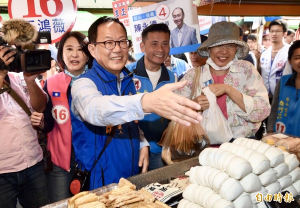国民党台北市长候选人丁守中至吴兴市场扫街拜票,争取民众及摊商支持。(记者罗沛德摄)