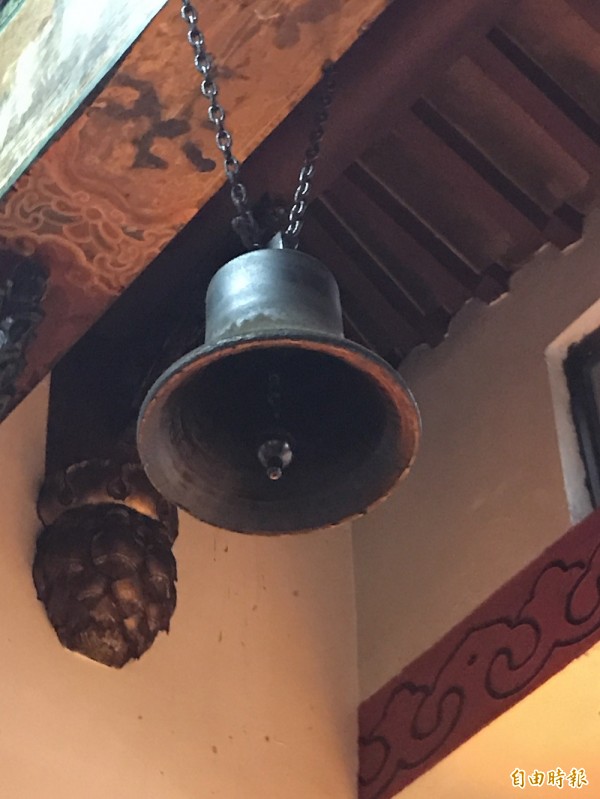 刻有荷蘭文的晨鐘在創廟時就已存在。（記者洪臣宏攝）