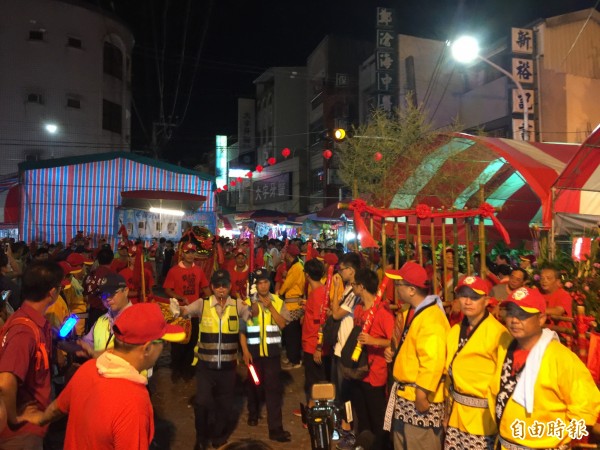 民雄大士爺文化祭今晚進行重頭戲「大士爺火化升天」，圖為廟方與信徒迎請大士爺紙糊神尊上神轎，準備步行送往火化場。（記者陳璟民攝） 