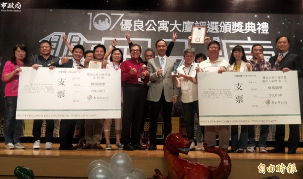 新店「博覽天下梵谷特區」第一次參選就贏得93年以後領得使用執照的小型社區組金質獎及最佳人氣獎第2名,社區成員出席頒獎典禮相當踴躍。(記者何玉華攝)