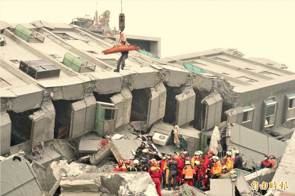 因大地震而倒塌的台南市永康區維冠金龍大樓,斷垣殘壁內的搜救工作持續進行中。(記者張忠義攝)