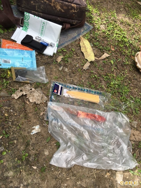 基隆市情人湖產業道路今午後赫見一名男子左腹部插著一把水果刀,頸部還有刀傷,送醫後撿回一命。警方查出傷者為41歲何姓男子。(記者林嘉東攝) 基隆市情人湖產業道路今午後赫見一名男子左腹部插著一把水果刀,頸部還有刀傷,送醫後撿回一命。警方查出傷者為41歲何姓男子。(記者林嘉東攝)