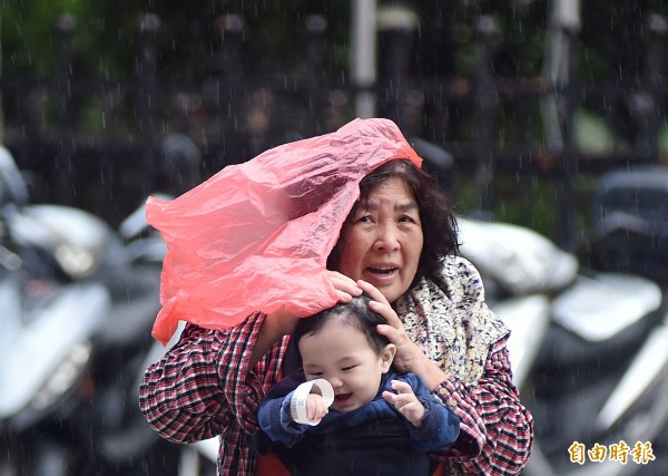 明日因雲系南下影響,台灣各地降雨機率都會提高,西半部嘉義以北,到宜蘭、花蓮的雨勢會較為明顯,台南以南則屬飄雨,時間也較短暫。(資料照)