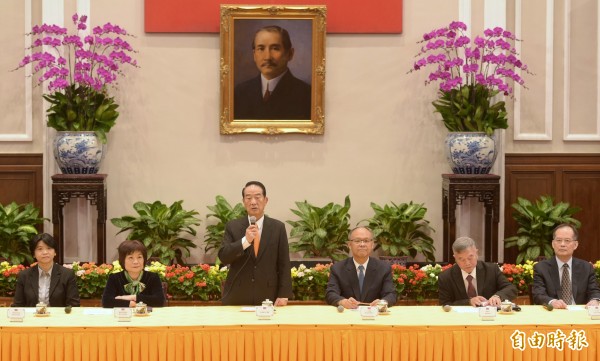「第25屆APEC經濟領袖會議代表團」在總統府舉行返國記者會,總統特使宋楚瑜說明此行收穫。(記者張嘉明攝)