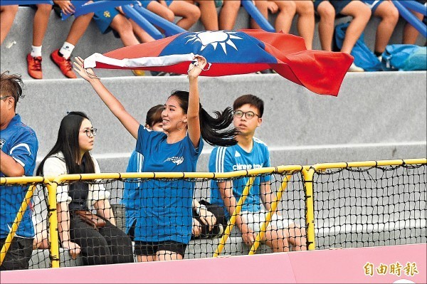 2017台北世大運今開幕，水球、足球昨率先開戰，台灣女足在輔大足球場對上阿根廷，熱情觀眾帶著國旗進場為台灣隊加油。（記者陳志曲攝）