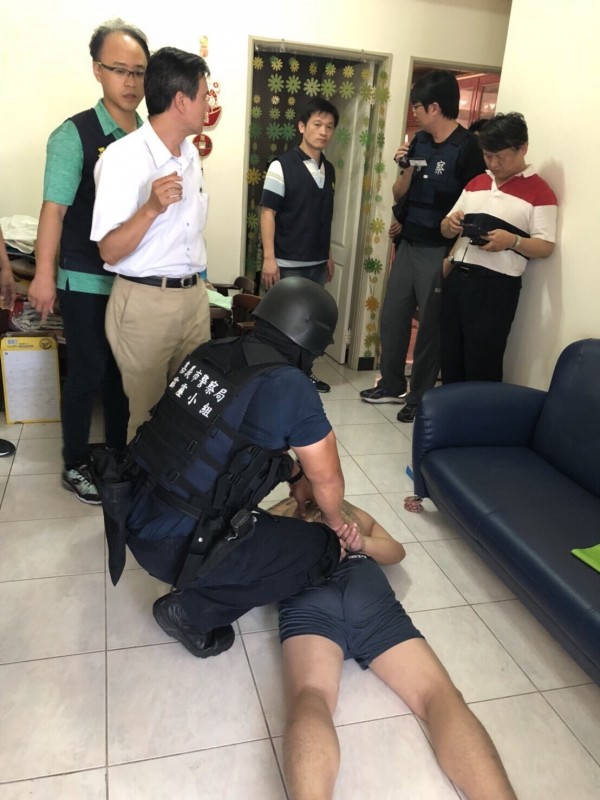 警方攻堅逮人。（記者邱俊福翻攝）