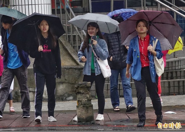 受東北風增強影響,北台灣及東半部降雨機率提高,中南部也會有局部短暫雨。(資料照,記者張嘉明攝)