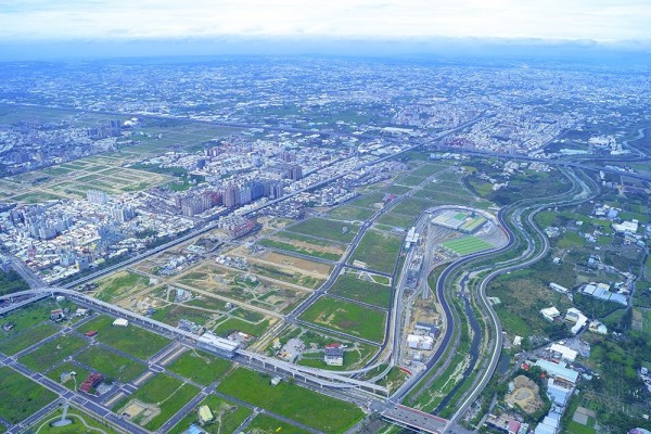 目前全國約有高達 12萬件新屋在網路銷售,其中台中新屋占待銷售住宅比重最高、達到39%,位居六都之冠。圖為北屯捷運站新都區鳥瞰圖。(圖由台中市政府提供)