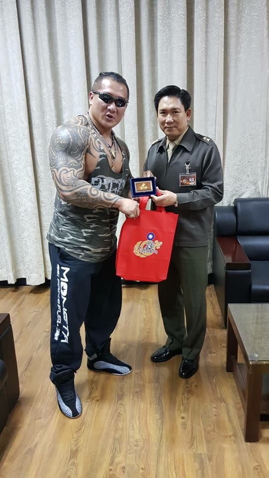 網友大讚館長真的很壯。（圖擷自「飆捍」臉書）