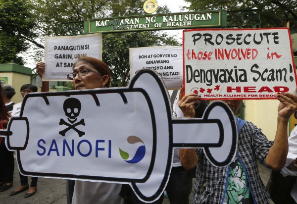 菲國民眾抗議Dengvaxia疫苗反而帶來危險,造成多名孩童身亡。(美聯社) 菲國民眾抗議Dengvaxia疫苗反而帶來危險,造成多名孩童身亡。(美聯社)