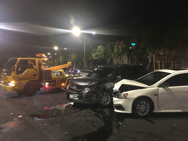 台北市明水路13日晚上發生轎車相撞、機車再追撞車禍,造成3人受送醫。(記者劉慶侯翻攝)