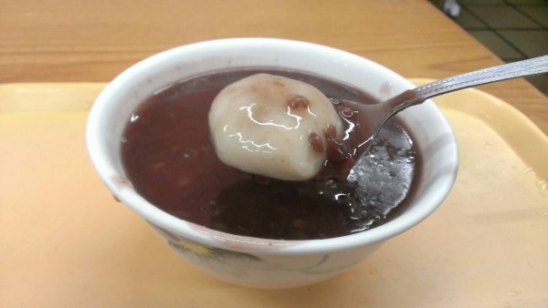 湯圓熱量不低,4個包餡湯圓或20顆小湯圓的熱量就等於1碗白飯。(新北市衛生局提供)