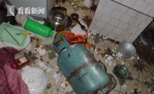 第二天一大早,男友準備去上班,女友卻不讓他去,兩人再次起了爭執,女友一氣之下把廚房的餐具都砸了。(圖擷自《看看新聞》)