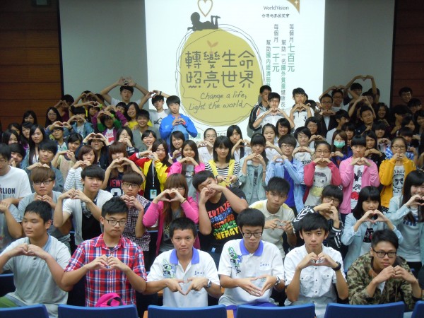 《善耕365》基金會今天宣布善耕365公益媒合平台正式上線,提供公益團體與全國國、高中生進行志工工作機會媒合。圖為台灣世界展望會和國立彰師大附工日前在彰工校園舉辦ENTER行動推廣大使的培訓活動。(資料照,記者張聰秋攝)