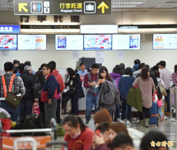 松山機場春節旅客運輸狀況。（記者方賓照攝）