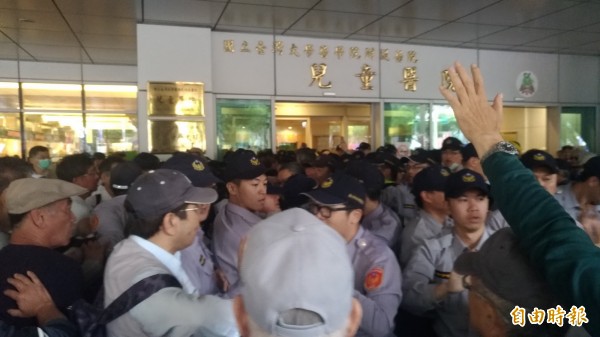 今日下午反年改團體包圍台大兒童醫院,台大醫生不滿發文希望他們能夠將心比心,不要影響病人權益。(記者鄭景議攝)