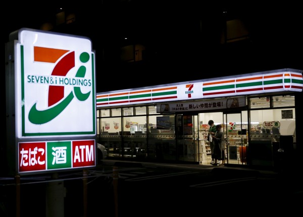 7-Eleven japan以簡單的日文及插圖，製作檢查商品與商品陳列方式解說的手冊。（路透）