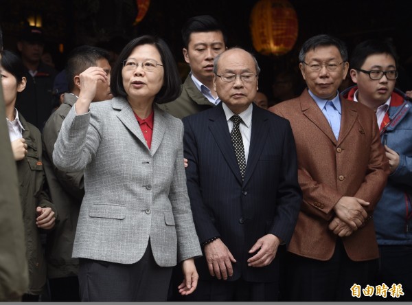總統蔡英文(左)、台北市長柯文哲(右)傳密會,引發政壇多種聯想。圖為二人今年春節同台拜年。(資料照)