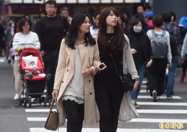 今天冷氣團稍減弱,氣溫略為回升,北部、宜蘭高溫會略回升19到20度,中南部也回到23到27度,花東約22到25度,北部仍偏涼,中南部日夜溫差大,3000公尺以上高山仍有降雪機率。(資料照,記者簡榮豐攝)
