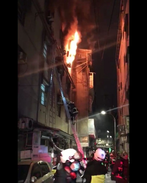 中和區興南路二段發生火警,火舌從四樓竄出(記者陳薏云翻攝)