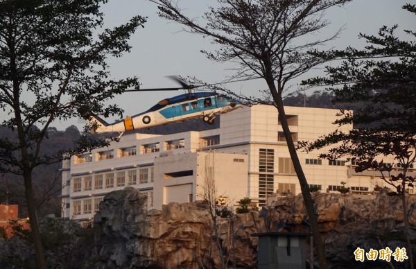 海鷗直升機降落博愛營區。(記者簡榮豐攝)