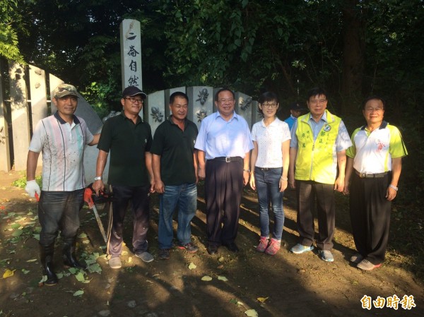 林務局南投林管處祕書王怡靜(右三)、二崙鄉長鍾福助(右四)等人到場感謝四番地社區。(記者廖淑玲攝)
