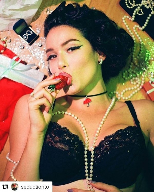加拿大27歲的瑋杭（Andrea Werhun）擁有性感姣好的身材，出書《摩登妓女》（Modern Whore）大肆談論自己下海的經驗。（圖擷取自瑋杭weenerwoman instagram個人帳戶）