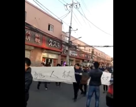 王丹坦言,在世界人權日這一天,最令他振奮的一幕,就是北京有人挺身抗議當局驅離弱勢。(圖擷取自Youtube)